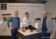 De duim kon omhoog, want het gaat goed met 30Mhz. Tijdens de beurs werd nog een samenwerking met 2Grow aangegaan, waardoor nog meer sensoren op het platform Zensie inzichtelijk worden. Op de foto Tim Busschops, Steven Madern en Niels Lauwers.